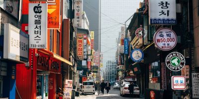 双栏极简简历模板展示，左侧深色侧边栏包含联系信息与技能，右侧白底正文清晰排布工作经历