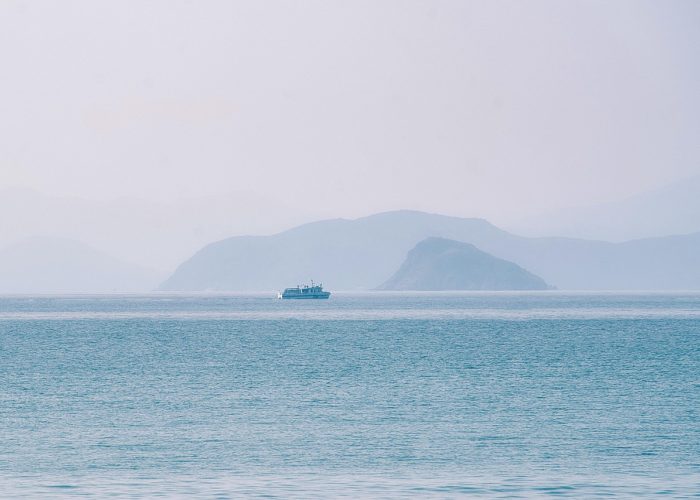 极简简历深度解读配图，编辑用放大镜式标注逐行检查简历文档中的措辞与数据来源